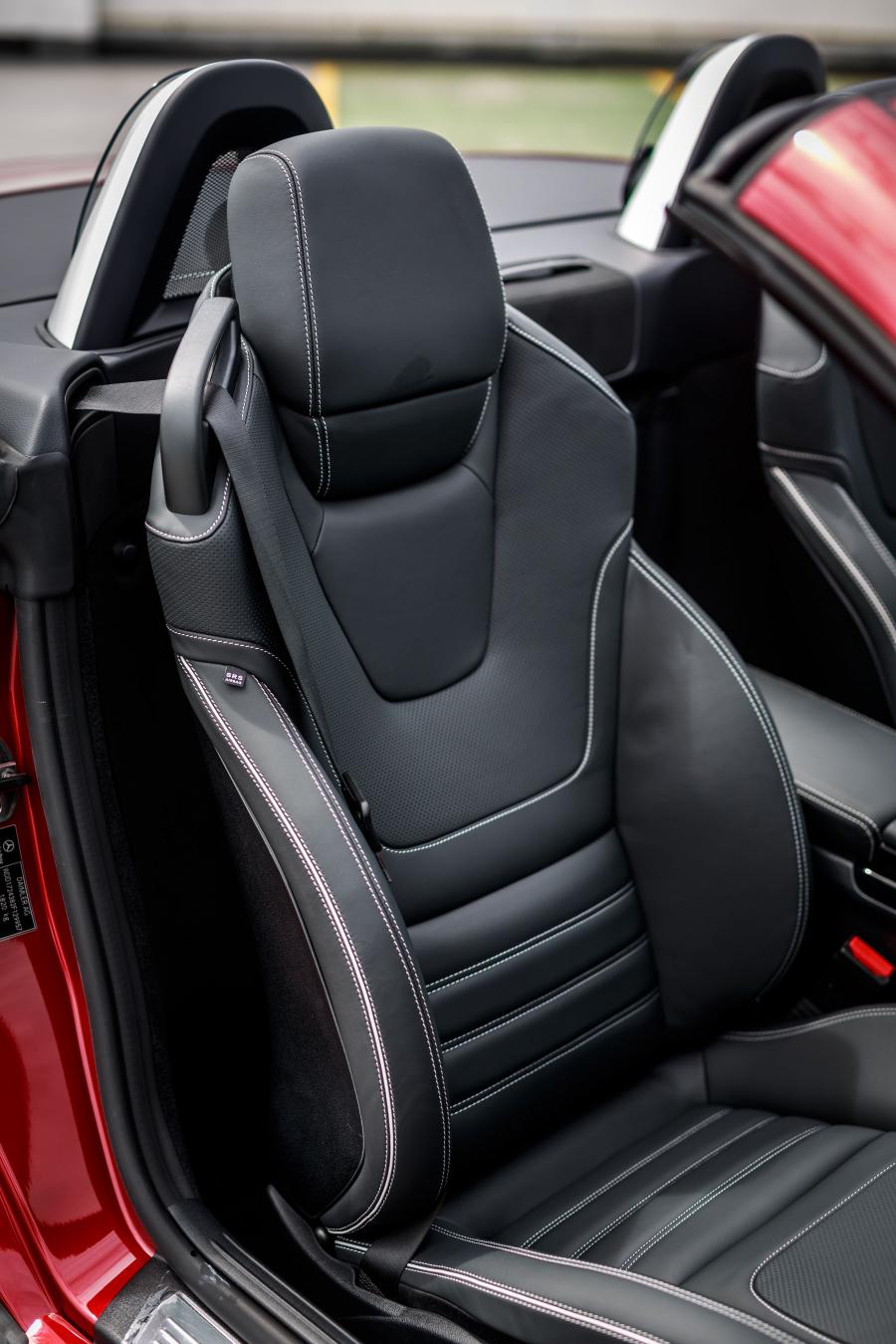 Интерьер Mercedes-Benz SLC300 AMG Line 2017 года  (MY) (фото 2 из 20)